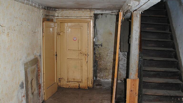 Vorher: Der ehemalige Vorratsraum im Erdgeschoss. Die Wand links wurde bei der Renovierung entfernt