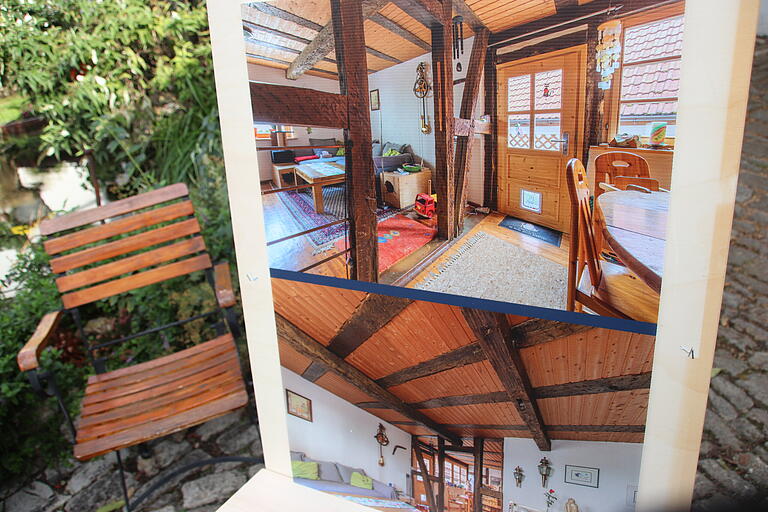 Der Blick ins Innere: Beim Dorfspaziergang in Hundsbach durften die Teilnehmenden zwar nicht in die Häuser, konnten über Fotoaufsteller aber trotzdem einen Eindruck gewinnen. Der Blick ins Innere: Beim Dorfspaziergang in Hundsbach durften die Teilnehmenden zwar nicht in die Häuser, konnten über Fotoaufsteller aber trotzdem einen Eindruck gewinnen. 