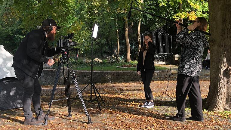 Luisa König richtet sich noch mal die Haare, ehe es bei den Drehaufnahmen im Außenbereich des Mainberger Schlosses im Spätherbst heißt: 'Film läuft!'Mit im Bild Producer Marc Hanson (links) und Drehbuchautorin Gloria Mac Lachlan.