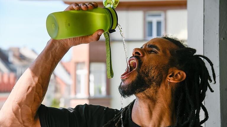 Er schwört nicht nur bei heißen Außentemperaturen auf viel Osmose-Wasser: Box-Profi Raphael Rogers hat alle anderen Drinks mittlerweile verbannt.