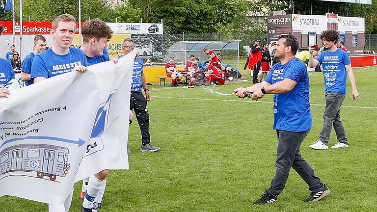 Im Mai 2023 feierte die von Marcel Bauer (vorne recht im Bild bei einer Bierdusche) trainiert zweite Mannschaft des FV 04 Würzburg die Kreisklassen-Meisterschaft. Folgt im Jahr 2024 schon wieder eine Titelparty?