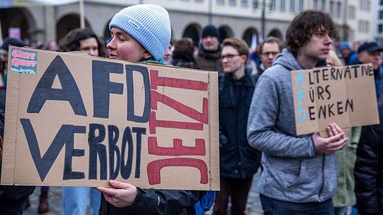 Rostock.jpeg - Demonstration gegen Rechtsextremismus: Die Demokratie in Bayern wird aus vielen Richtungen attackiert, heißt es im neuen Verfassungsschutzbericht. Rostock.jpeg - Demonstration gegen Rechtsextremismus: Die Demokratie in Bayern wird aus vielen Richtungen attackiert, heißt es im neuen Verfassungsschutzbericht.