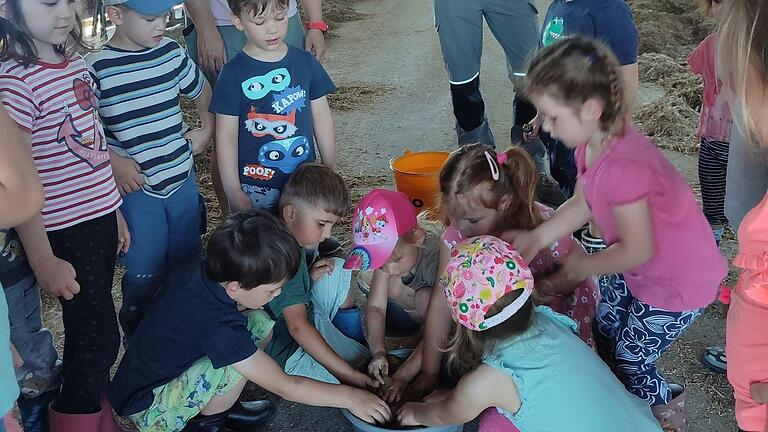 Marina&nbsp; und Thomas Schwab mit den Kindergartenkindern im Stall.