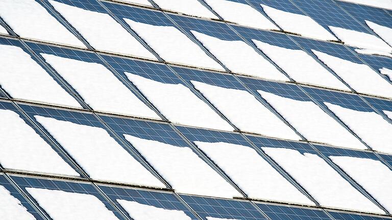 Photovoltaikanlagen im Winter - Im Winter wird wetterbedingt weniger Sonnenstrom produziert. Batteriespeicher können helfen, die natürlichen Schwankungen auszugleichen. (Illustration) Photovoltaikanlagen im Winter - Im Winter wird wetterbedingt weniger Sonnenstrom produziert. Batteriespeicher können helfen, die natürlichen Schwankungen auszugleichen. (Illustration)