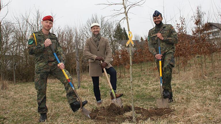 Am Dienstag wurde im Zukunftswald in den Nützelbachauen in Gerolzhofen eine Linde gepflanzt anlässlich des eine Woche zuvor unterzeichneten Patenschaftsvertrags der Stadt Gerolzhofen mit der achten Kompanie des in Volkach stationierten Logistikbataillons 467 der Bundeswehr. Im Bild (von links) Kompaniefeldwebel Nico Schubert, Bürgermeister Thorsten Wozniak und der stellvertretende Kompaniechef, Oberleutnant Sidney Langer.