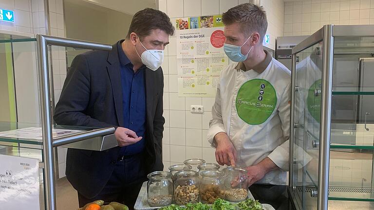 Marcus Beran (rechts) erklärt Schulleiter Peter Rottmann Wissenswertes über Salat und Nüsse. Er beliefert unter anderem das Schönborn-Gymnasium Münnerstadt mit Mittagessen. Die Schulküche im Studienseminar wird nach Ostern wieder in Betrieb genommen. Foto: Thomas Malz       -  Marcus Beran (rechts) erklärt Schulleiter Peter Rottmann Wissenswertes über Salat und Nüsse. Er beliefert unter anderem das Schönborn-Gymnasium Münnerstadt mit Mittagessen. Die Schulküche im Studienseminar wird nach Ostern wieder in Betrieb genommen. Foto: Thomas Malz