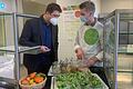 Marcus Beran (rechts) erklärt Schulleiter Peter Rottmann Wissenswertes über Salat und Nüsse. Er beliefert unter anderem das Schönborn-Gymnasium Münnerstadt mit Mittagessen. Die Schulküche im Studienseminar wird nach Ostern wieder in Betrieb genommen. Foto: Thomas Malz       -  Marcus Beran (rechts) erklärt Schulleiter Peter Rottmann Wissenswertes über Salat und Nüsse. Er beliefert unter anderem das Schönborn-Gymnasium Münnerstadt mit Mittagessen. Die Schulküche im Studienseminar wird nach Ostern wieder in Betrieb genommen. Foto: Thomas Malz