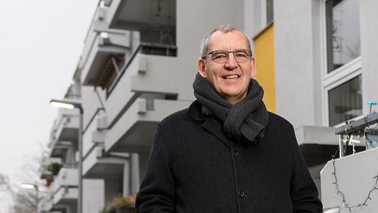 Stadtbau-Geschäftsführer Hans Sartoris auf einem Archivbild vor einem renovierten Wohnblock der städtischen Gesellschaft in der Zellerau in Würzburg.