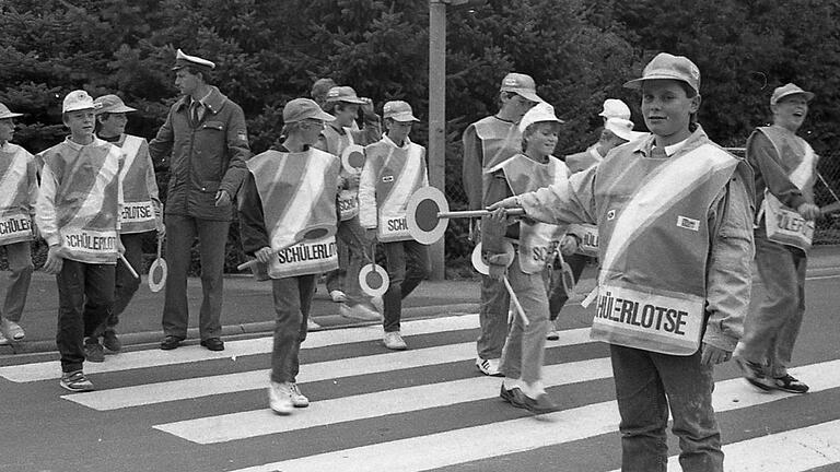 1988 leitete noch Edgar Kast die Schülerlotsenausbildung. Dort lernen die Schüler die Grundlagen des Dienstes.       -  1988 leitete noch Edgar Kast die Schülerlotsenausbildung. Dort lernen die Schüler die Grundlagen des Dienstes.