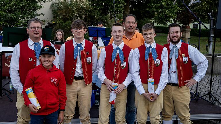 Im bild von links:  1. Vorsitzender des Musikvereins Alitzheim, Michael Mikus, Johan Niedermeyer, Silas Stark, Elia Full, der Kreisvorsitzende des NBMB Peter Geeb, Finn Mikus und Dirigent Andreas Pickel.