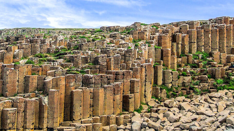 Der Giant’s Causeway in Nordirland ist durch seine 40.000 markanten Basaltsäulen gekennzeichnet. Basalt lässt sich aufgrund seiner sehr feinen Struktur nur schlecht optisch untersuchen. Die  Röntgenfluoreszenzanalyse gibt Forschern Aufschlüsse darüber, in welchem plattentektonischen Umfeld Basalt entstanden ist.