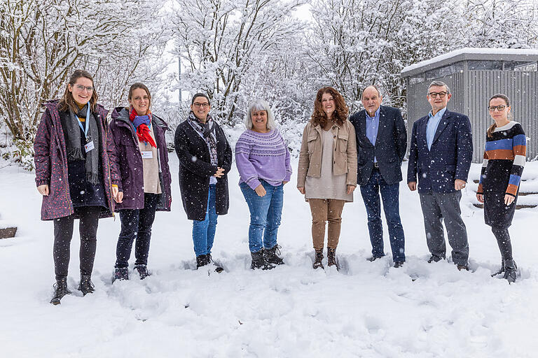 Von links: Carola Michaelis (Deutsche Kinder- und Jugendstiftung, Kita-Preis) und Štěpánka Busuleanu (Berliner Kita-Institut für Qualitätsentwicklung) haben der Kita Gut Heuchelhof einen Besuch abgestattet.&nbsp; Alexandra Unterguggenberger (stellvertretende Leitung), Elisa Di Fronzo (Fachkraft für Sprachkita), Claudia Reiher (Leitung) freuen sich gemeinsam mit Wolfgang Schäflein (Träger Katholischen Kirchenstiftung St. Sebastian), Wolfgang Bullin (ebenfalls St. Sebastian und stellvertretender Kirchenverwaltungsvorstand) und Swetlana Wöhrl (Geschäftsführung) über die Nominierung.&nbsp;