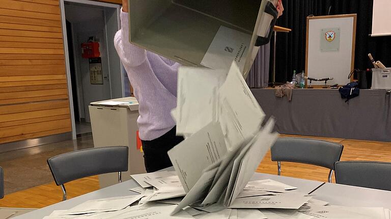 Viel Arbeit hatten die Wahlhelferinnen und Wahlhelfer mit der Auszählung der Briefwahlunterlagen wie hier in der Karl-Knauf-Halle in Iphofen. In manchen Orten entschieden sich über die Hälfte der Wahlberechtigten für die Briefwahl. Viel Arbeit hatten die Wahlhelferinnen und Wahlhelfer mit der Auszählung der Briefwahlunterlagen wie hier in der Karl-Knauf-Halle in Iphofen. In manchen Orten entschieden sich über die Hälfte der Wahlberechtigten für die Briefwahl.