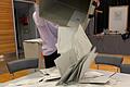 Viel Arbeit hatten die Wahlhelferinnen und Wahlhelfer mit der Auszählung der Briefwahlunterlagen wie hier in der Karl-Knauf-Halle in Iphofen. In manchen Orten entschieden sich über die Hälfte der Wahlberechtigten für die Briefwahl.