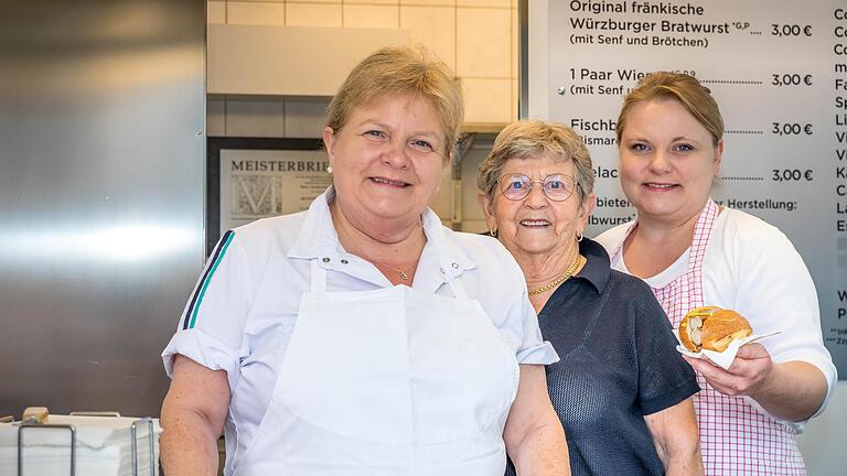 Die drei Damen vom Grill am Würzburger Marktplatz: Hedwig Knüpfing (Mitte) mit Tochter Silvia King (links) und Enkelin Charlene King-Demling.