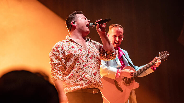 Rund 700 Schlagerfans feiern am Freitag 29.12.23 das Konzert vom 'Schlagerprinz' in der Posthalle in Würzburg.