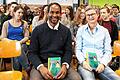 Janette Fraas, Lehrerin am Martin-Pollich-Gymnasium (rechts), freute sich über den Besuch von Umeswaran Arunagirinathan. Er las den Zehntklässlern aus seinem Buch vor und berichtete von seiner Flucht aus dem vom Bürgerkrieg heimgesuchten Sri Lanka nach Deutschland.