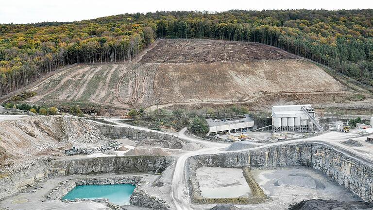 Über ein tiefer angelegtes Wasserbecken im Thüngersheimer Steinbruch hat die Firma Benkert Zugang zur Grundwasserschicht und über Jahre hinweg unerlaubt Millionen Liter Wasser entnommen. Für die Grüne Jugend steht fest, dass durch das Wasserloch vermutlich auch Schadstoffe ins Grundwasser gelangen konnten und hat diese mögliche Gewässerverunreinigung bei der Staatsanwaltschaft angezeigt. Über ein tiefer angelegtes Wasserbecken im Thüngersheimer Steinbruch hat die Firma Benkert Zugang zur Grundwasserschicht und über Jahre hinweg unerlaubt Millionen Liter Wasser entnommen. Für die Grüne Jugend steht fest, dass durch das Wasserloch vermutlich auch Schadstoffe ins Grundwasser gelangen konnten und hat diese mögliche Gewässerverunreinigung bei der Staatsanwaltschaft angezeigt. 