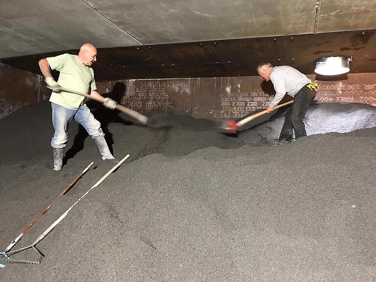 Mitglieder der 'Rentner-Gang' beim Sandschippen im Kugelfang. Mitglieder der 'Rentner-Gang' beim Sandschippen im Kugelfang.