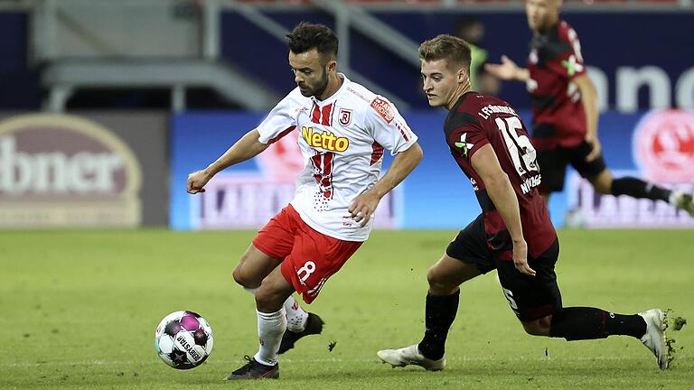 Ist bei Jahn Regensburg in dieser Saison im Mittelfeld gesetzt: Albion Vrenezi (links). Der Kosovare spielte in der vergangenen Drittligasaison für die Kickers und ist nach dem Leihende wieder zu seinem Stammverein in die Oberpfalz zurückgekehrt. Ist bei Jahn Regensburg in dieser Saison im Mittelfeld gesetzt: Albion Vrenezi (links). Der Kosovare spielte in der vergangenen Drittligasaison für die Kickers und ist nach dem Leihende wieder zu seinem Stammverein in die Oberpfalz zurückgekehrt.