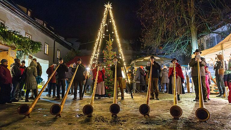 Am Samstagabend verzauberten die Alphornbläser 'Schwarze Berge' den Klosterinnenhof Am Samstagabend verzauberten die Alphornbläser 'Schwarze Berge' den Klosterinnenhof