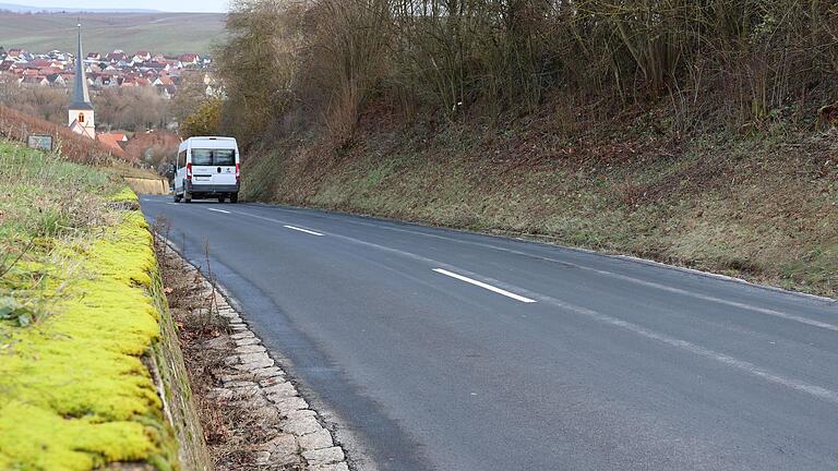 Steil abwärts geht es auf einer holprigen Piste ins Bocksbeutelparadies nach Escherndorf.