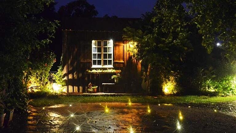 Gärten bei Nacht: Vom großzügigen Landgarten bis zum kleinen, kuscheligen Innenhof. Himmelstadter Gärtner zeigen eine große Vielfalt an Kleinoden.