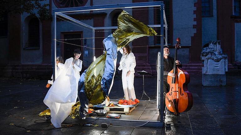 Performance des „Ensembles Wachstumszonen“ von Eva Warmuth und Annette Roggatz im Kunstleeren Raum 2023.