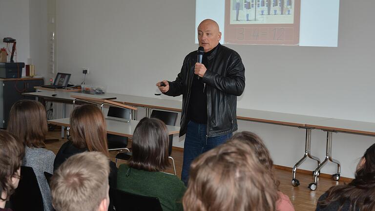 Gegen das Vergessen des Unrechtsstaates DDR. Thomas Lukow spricht im Rhön-Gymnasium zu Schülern.