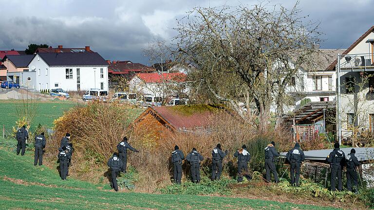 Eine Einheit der Bereitschaftspolizei durchsucht am Montag das Feld rund um den Tatort in Bad Neustadt nach Spuren.&nbsp;Ein toter Radfahrer wurde am Morgen neben einem Radweg entdeckt. Die Polizei geht von einem Verbrechen aus.