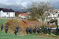 Eine Einheit der Bereitschaftspolizei durchsucht am Montag das Feld rund um den Tatort in Bad Neustadt nach Spuren.&nbsp;Ein toter Radfahrer wurde am Morgen neben einem Radweg entdeckt. Die Polizei geht von einem Verbrechen aus.