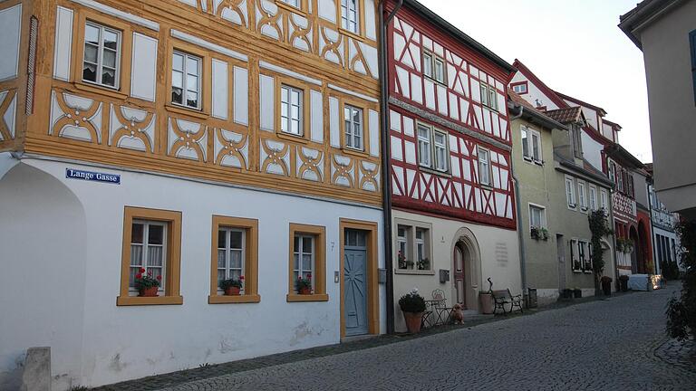 Die Wasserleitungen in der Langen Gasse Iphofens sind fast schon 100 Jahre alt und müssen erneuert werden. Derzeit ist noch offen, ob dazu ein einst von Hartmut Schließer entworfenes Konzept verwendet wird oder der Stadtrat den Weg über einen Planungswettbewerb sucht. Die Wasserleitungen in der Langen Gasse Iphofens sind fast schon 100 Jahre alt und müssen erneuert werden. Derzeit ist noch offen, ob dazu ein einst von Hartmut Schließer entworfenes Konzept verwendet wird oder der Stadtrat den Weg über einen Planungswettbewerb sucht.