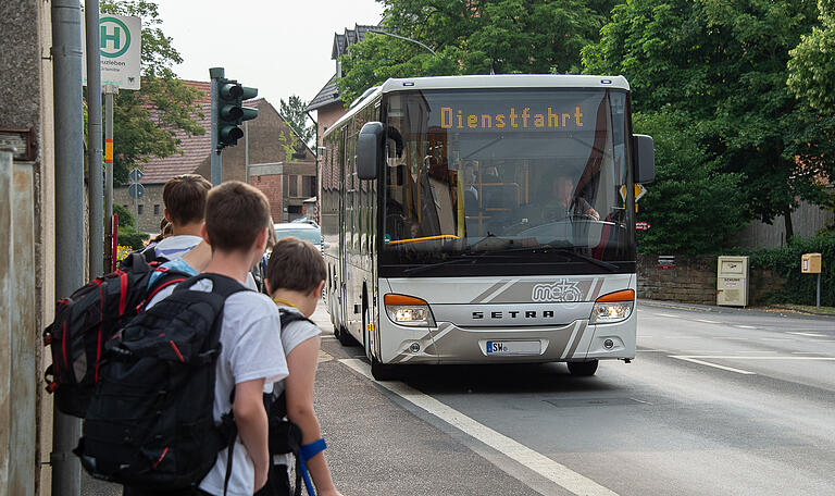 Während die Schülerinnen und Schüler aus Hirschfeld mit dem Bus ab Heidenfeld 40 Minuten vor Schulbeginn in Schweinfurt ankommen, erreichen die Kinder am anderen Ende des Landkreises, wie hier auf dem Bild in Zeuzleben, ihre Schule in Arnstein 40 Minuten zu spät.