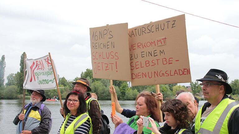 Demos am Tag der Franken: Gleich fünf Gruppen nutzen den Tag der Franken am Sonntag in Kitzingen, um für oder gegen einen Nationalpark in Franken zu demonstrieren.  Die vier Gegner haben sich bei eine rKundgebung am Oberen Mainkai direkt an der Alten Mainbrücke versammelt und sich eindeutig gegen einen weiteren Nationalpark ausgesprochen. Das gilt sowohl für den Steigerwald, aber auch für die Rhön, den Spessart und den Frankenwald.