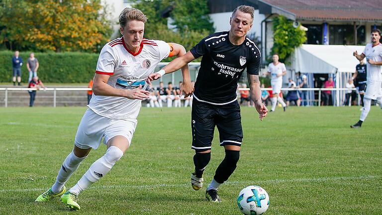 Silas Krebelder (rechts) im Zweikampf mit&nbsp;Nicolay Kutzop von Viktoria Kahl: Krebelder hört nach dieser Saison als Redelbergers Co-Trainer auf, bleibt dem TSV Unterpleichfeld aber weiterhin als Spieler erhalten.