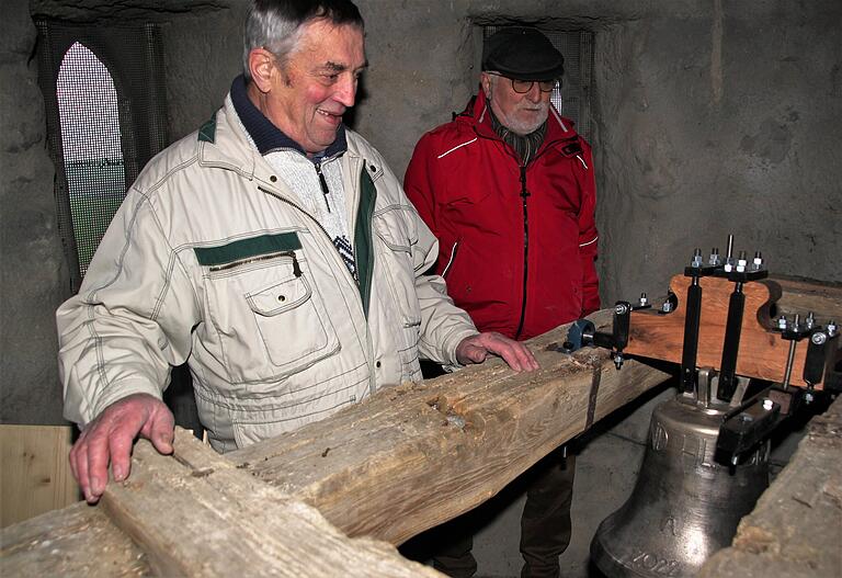 Karl Endres und Bernhard Henneberger (von links) begutachten den korrekten Sitz der neuen Glocke in der Kapelle.