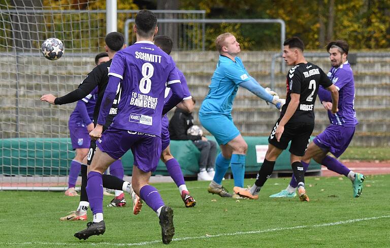 Lukas Mrozek (Nummer 2) köpft zum 2:0 für den TSV Aubstadt im Spiel gegen den FC Eintracht Bamberg ein.