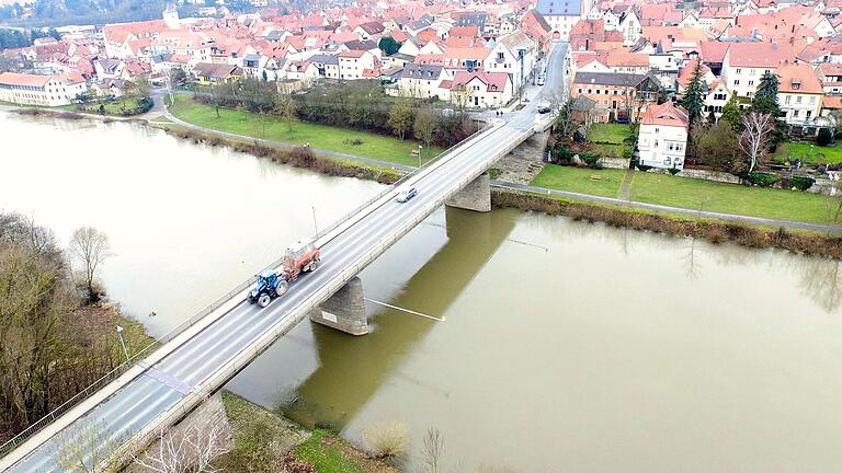 Wird die Haßfurter Mainbrücke durch einen Neubau ersetzt? Oder erhält der relativ weit im Flussbett stehende Pfeiler nur einen Rammschutz?