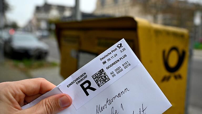 Einwurf-Einschreiben       -  Statt des sogenannten Prio-Briefes sollen teurere Einschreiben ermöglichen, dass eine Sendung besonders schnell ankommt. (Symbolbild)