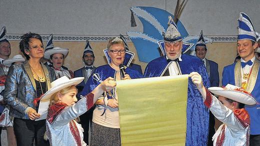 Das neue Prinzenpaar: In Helmstadt regieren jetzt Birgit II. (Meyer), der &bdquo;feuerlöschende Sonnenschein&ldquo; und Burkhard II.(Behrens) vom &bdquo;Stamm der nordischen Muschelschubser&ldquo;.