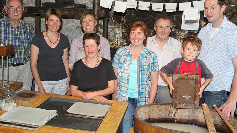 So wurde früher Papier hergestellt: Über die neue Schauwerkstatt der Papiermühle freuen sich die Museumsführer (von links) Kurt Follmer, Maarit Follmer, Linda Schwarz, Stefanie Arz, Marianne Pfenning, Konrad Bauer und Museumsleiter Johannes Follmer. Sohn Anton probiert das Papierschöpfen schon praktisch.