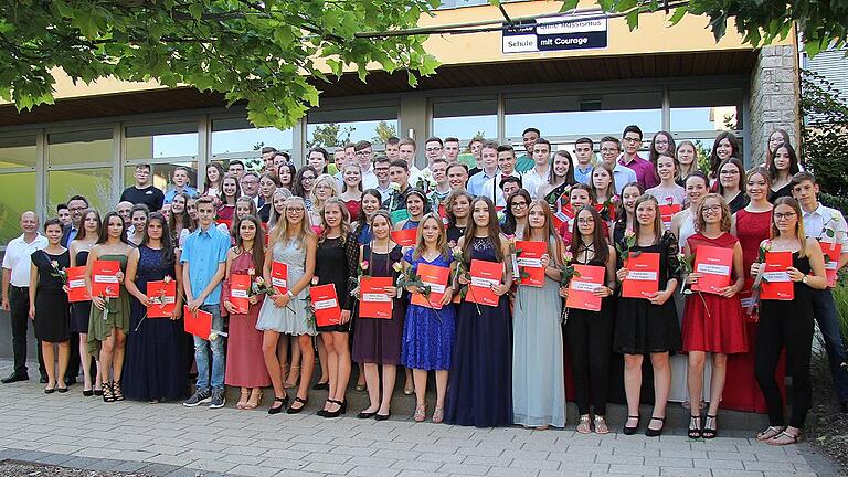 Mit besten beruflichen Perspektiven verlassen die 74 Absolventen die Jacob-Curio-Realschule in Hofheim nach der Abschlussfeier.