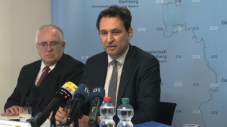 Justizminister Georg Eisenreich (rechts) und Generalstaatsanwalt Thomas Janovsky bei der Pressekonferenz in Bamberg zum Würzburger Kindeporno-Fall.