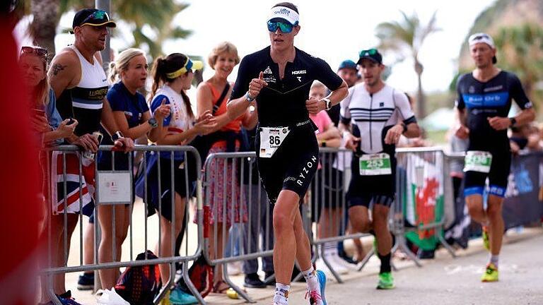 Die für den SV Würzburg 05 startende Triathletin Laura Zimmermann (zentral im Bild) wurde Zweite beim Ironman in Barcelona.