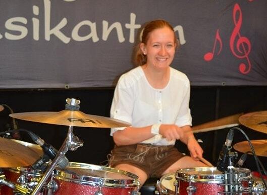 Im Verbund mit den Großlangheimer Musikanten trägt Christiane Stütz auch mal Lederhose. Im Verbund mit den Großlangheimer Musikanten trägt Christiane Stütz auch mal Lederhose.