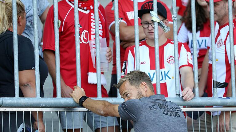 Erklärungsbedarf bei den Fans: Kickers-Trainer Michael Schiele nach der 2:5-Niederlage in Braunschweig.