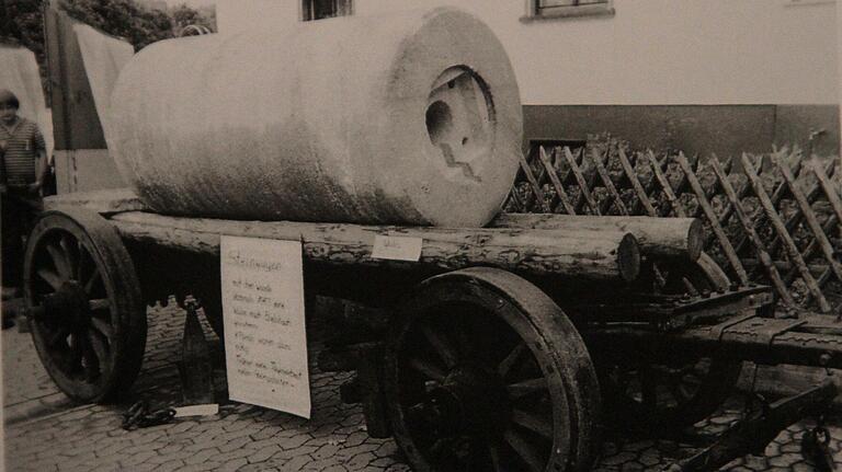 So sah einer der letzten eisenbereiften Holzwagen aus. Pferdegespanne brachten die mächtigen Walzen nach Ebelsbach, wo die auf den Abtransport per Bahn warteten.&nbsp;