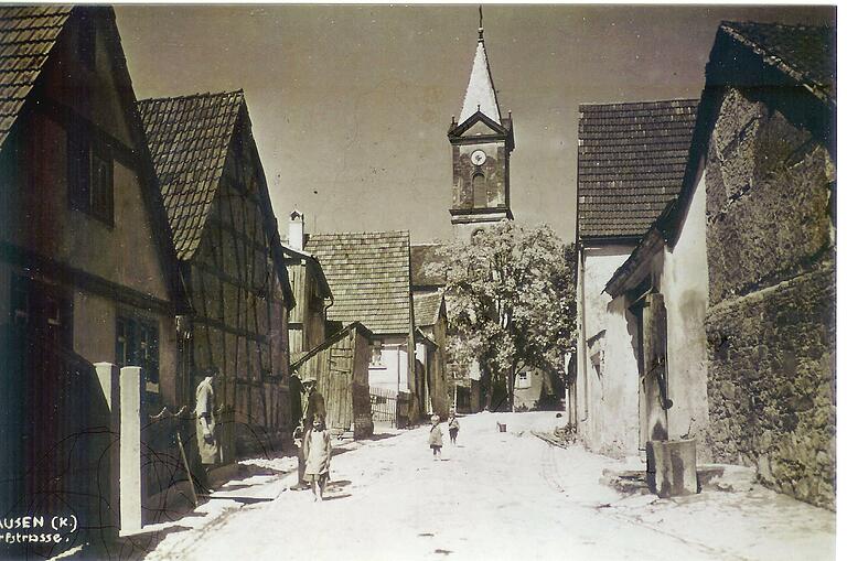 Dörfliche Idylle im 1950 in der Kirchgasse Hausen mit dem alten Brunnen.