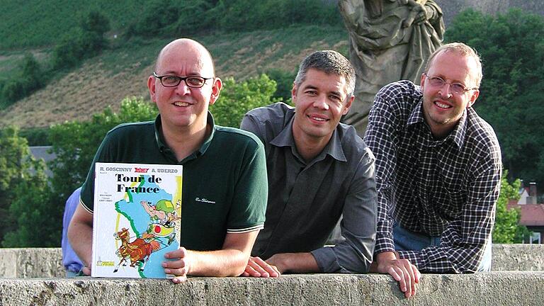 Kai Fraass, Gunther Schunk und Hans-Dieter Wolf (von links) haben 2003 den Asterix Band Tour de France als Dour de Frångn nach Mainfranken geholt.