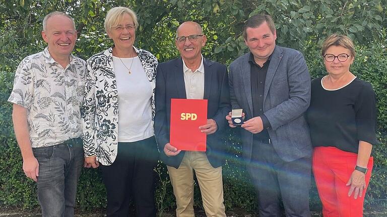 Egon Friedel (Mitte) wurde mit der Willy-Brandt-Medaille ausgezeichnet. Es gratulierten Thorsten Raschert (SPD-Kreisrat) Susanne Kastner, René van Eckert (SPD-Kreisvorsitzender) und Rita Rösch.